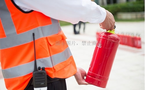 如何使用干粉灭火器?