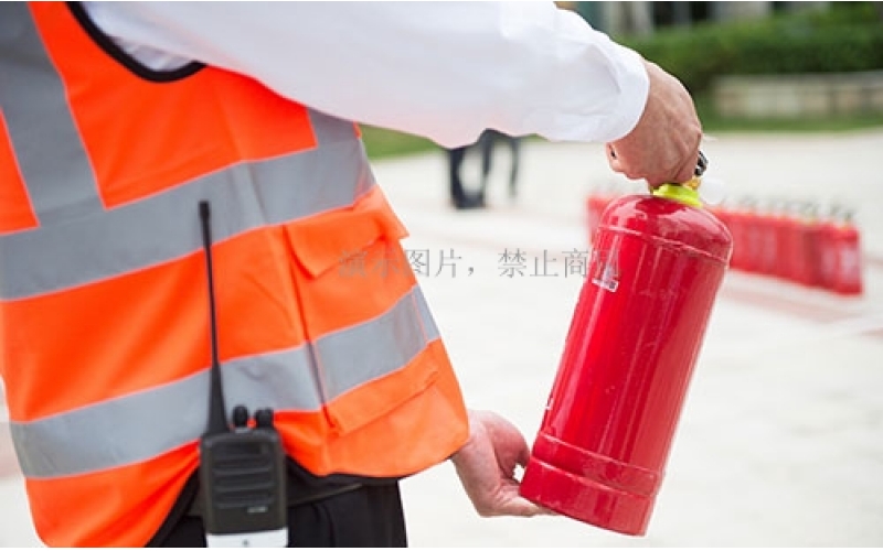 如何使用干粉灭火器?